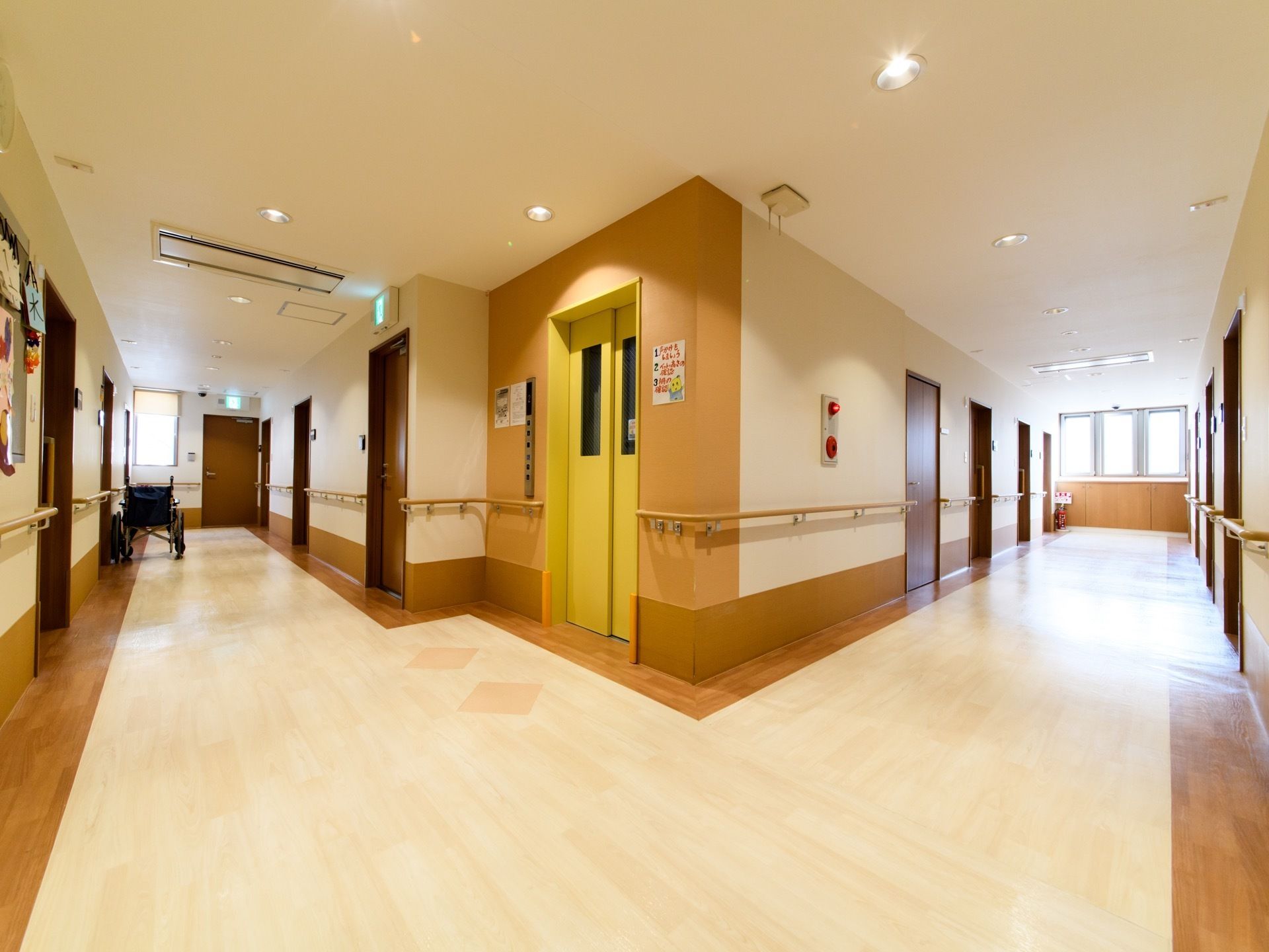 廊下はアイボリーの色で、幅は十分に広く、壁に沿って手すりが設置されている。居室へのドアはスライド式である。