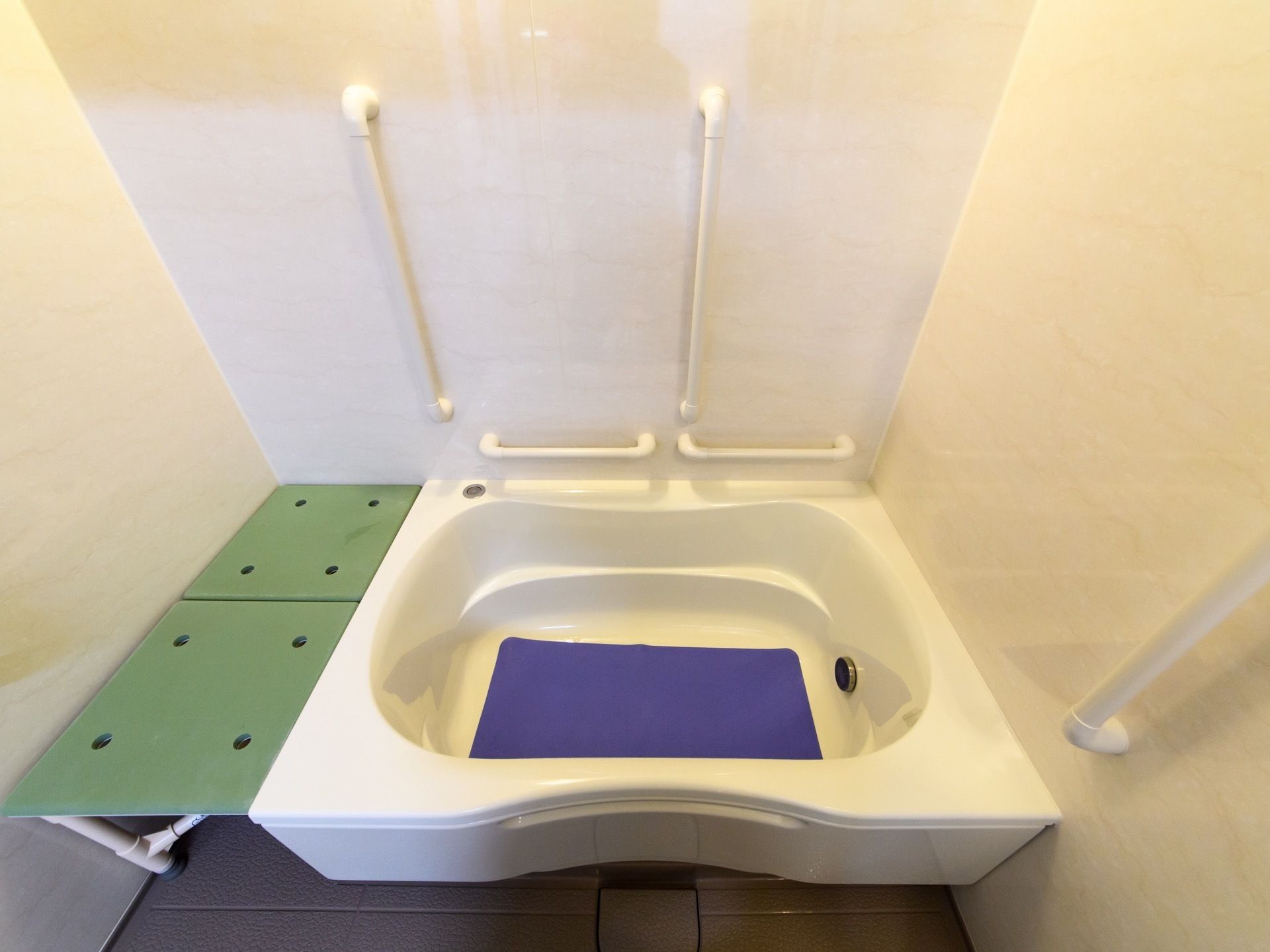 浴室は少し小さめの浅い浴槽で、浴そうの底には青い滑り止めのマットが敷いてある。手すりが数か所についているので安全に出入りできる。