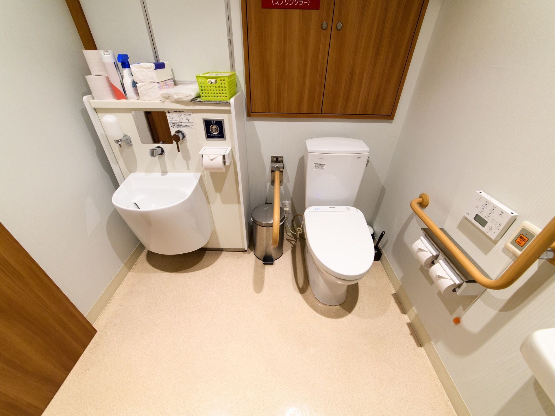 トイレには手すりが設置されており、緊急時には呼び出しボタンを押すことで介護職員に連絡をすることができる。後ろに棚があるので便利である。