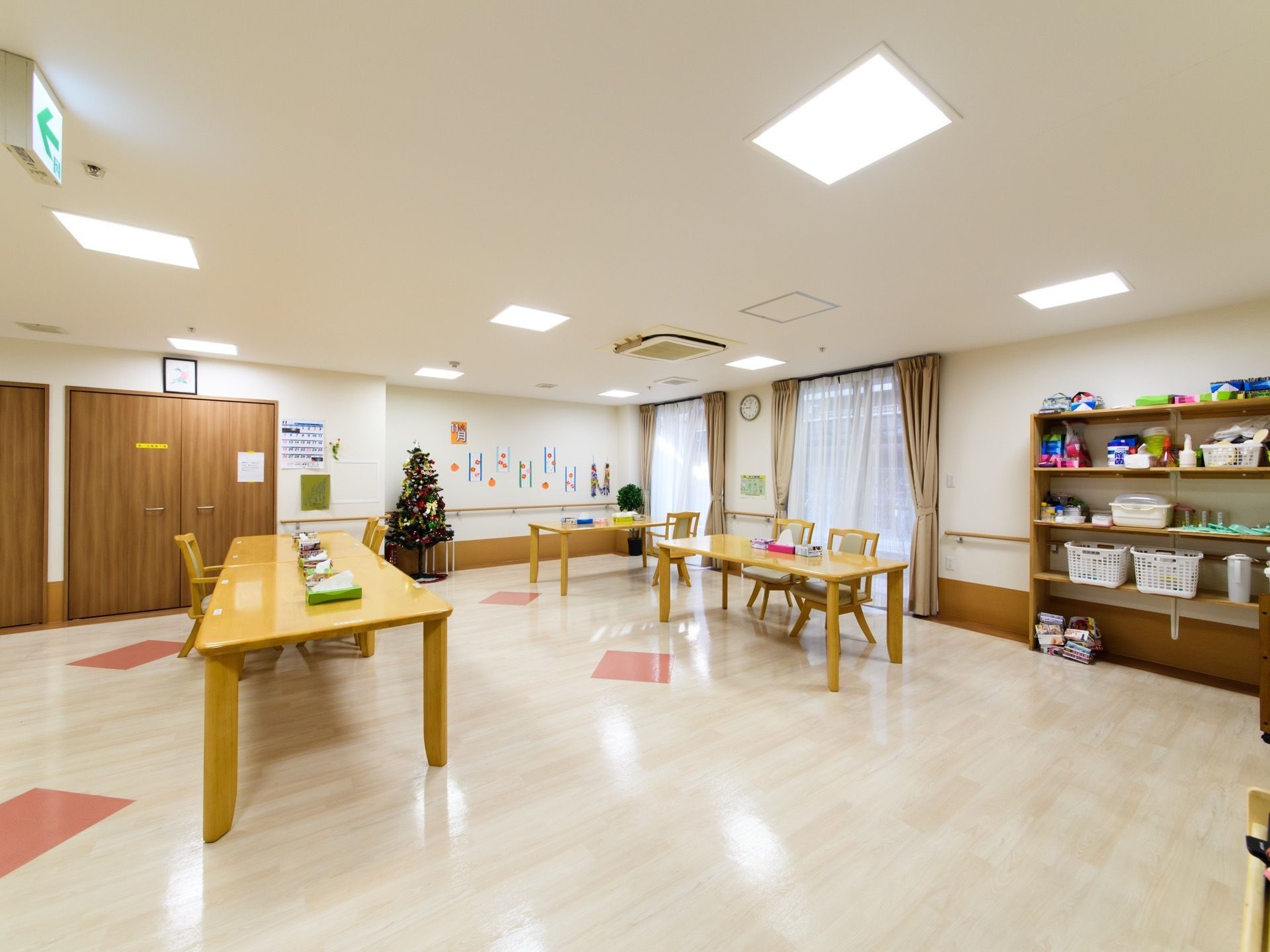 食堂は広々としたスペースで、照明が多く設置されているので明るく、開放的である。壁際には小物を置く棚もある。