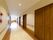 長い廊下があり、両側には居室へのドアが並んでいる。ドアは茶色で、スライドタイプのドアになっている。非常用のベルも設置されている。