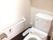 トイレには温水洗浄便座器が完備されている。呼び出しブザーや手すりが設置されており、快適に安心して用をたすことができる。