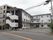 建物の外観は、白と黒のツートンカラー。シンプルな印象を与える。建物の前には駐車場も完備しており、来客時等使用できる。