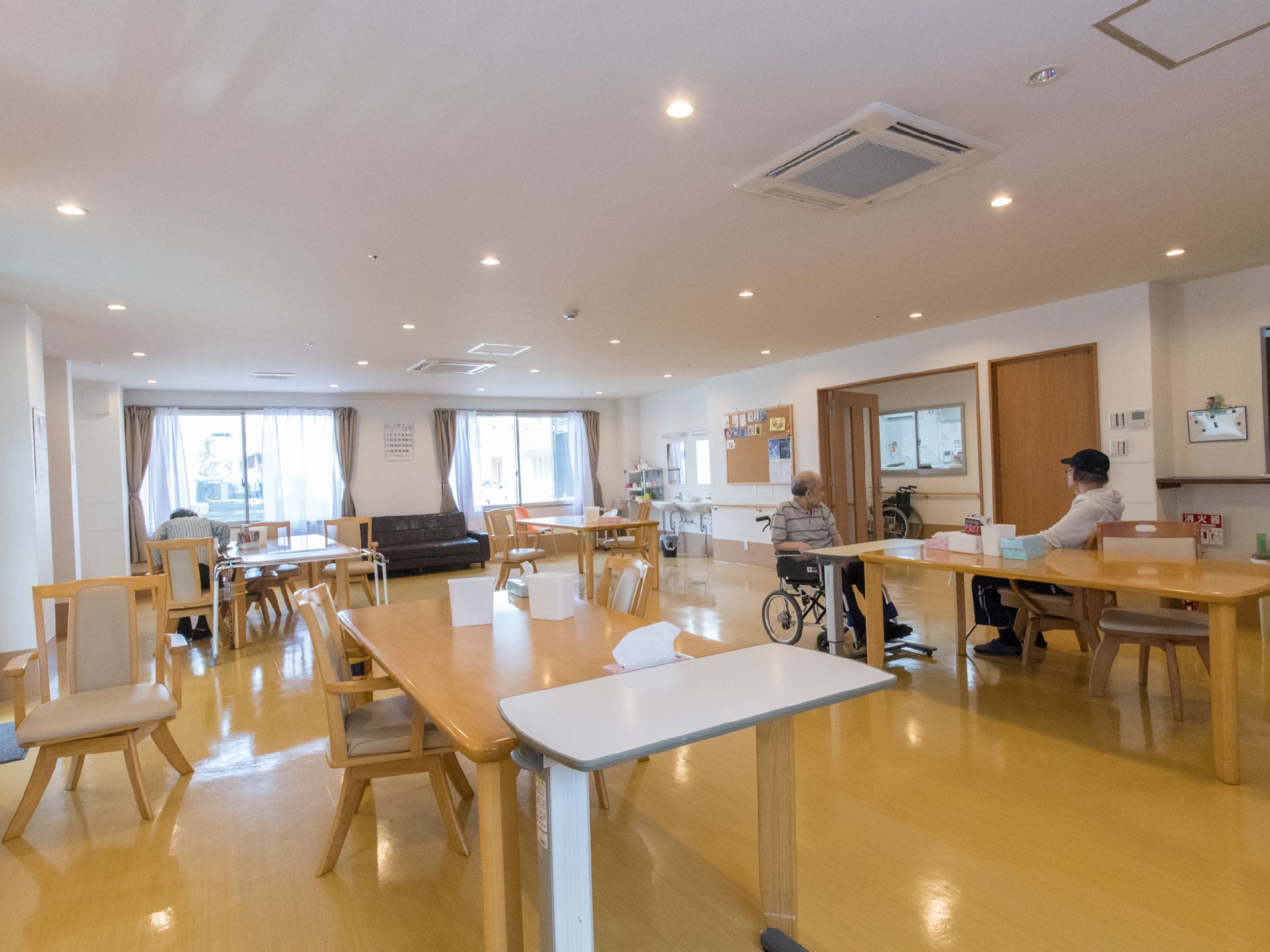 談話室は、テーブル同士の間隔が広く開放的な雰囲気となっている。また、大きな窓がいくつかあるため、とても明るい。