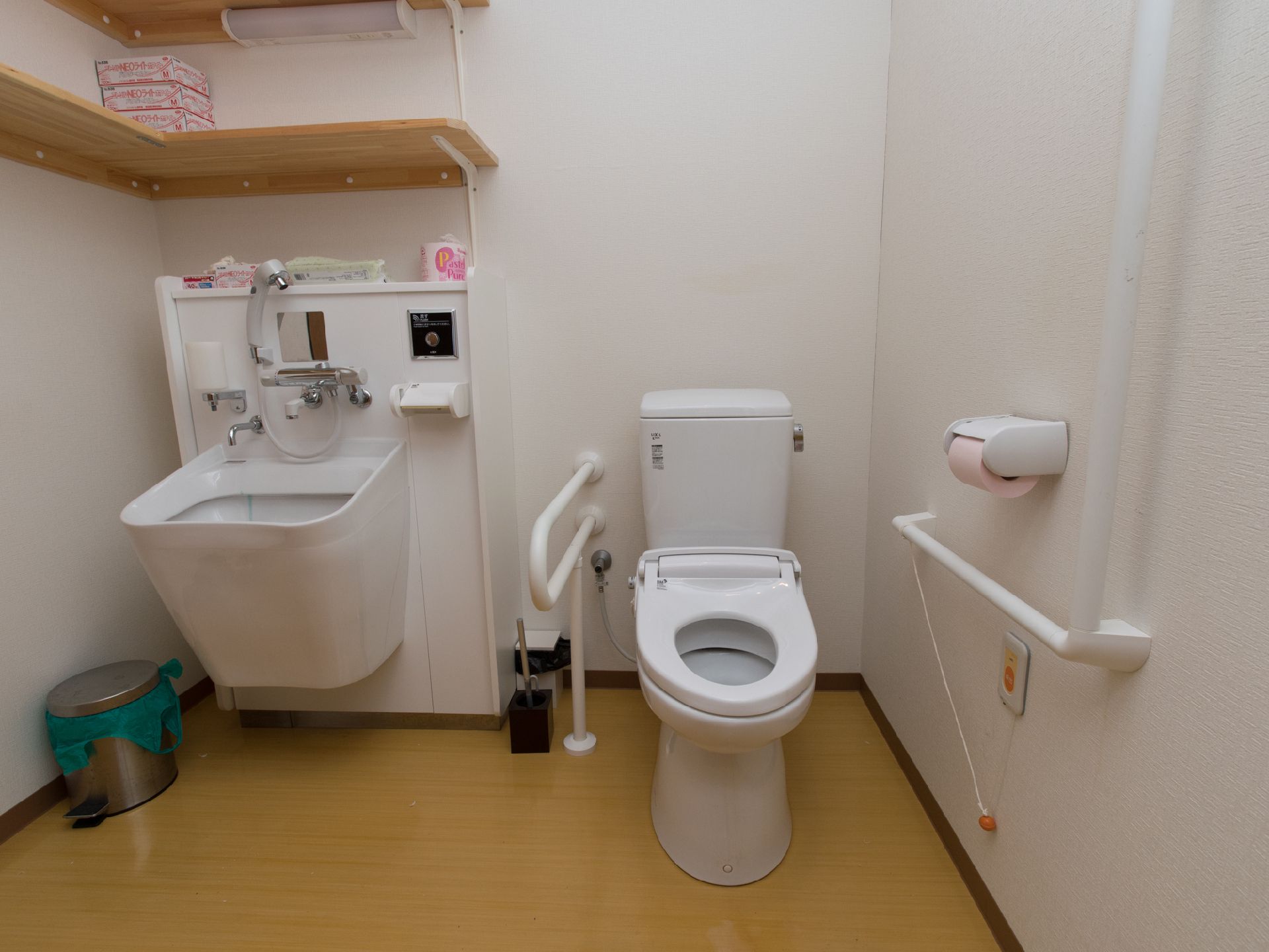 トイレの室内には、上部に棚が設置されていて、備品を収納しておくにも困らない。手洗い場には、シャワーも設置されている。