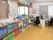 スタッフの部屋には、大きなガラス窓がついており、外の様子を見守ることができる。書類はきちんとファイリングされている。