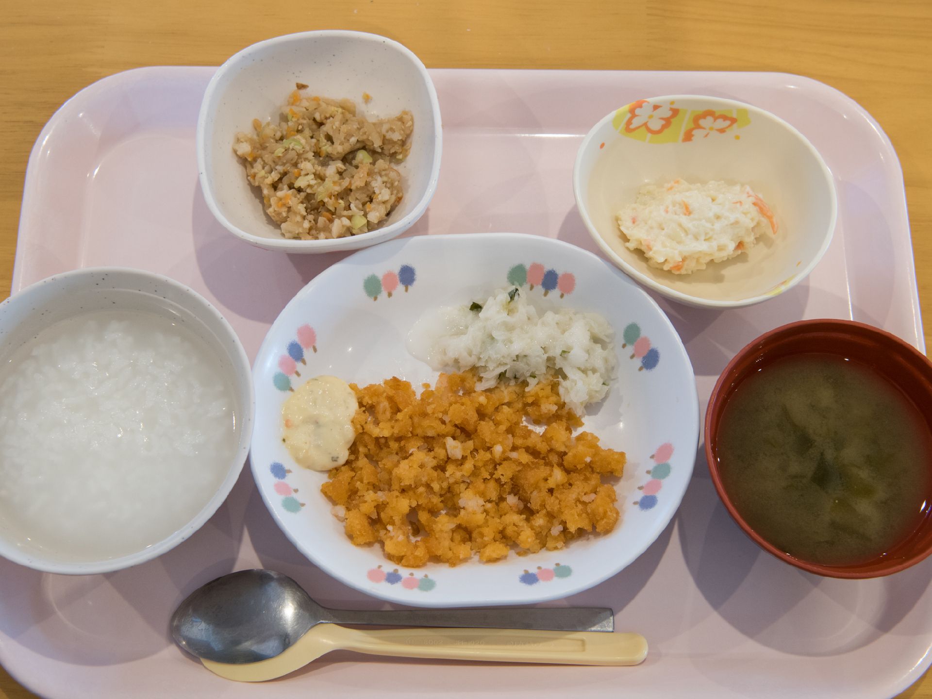 入所者が食べやすいよう、食材が細かく刻まれた食事。主食・主菜・副菜2品・汁物が揃ったバランスのよい食事である。