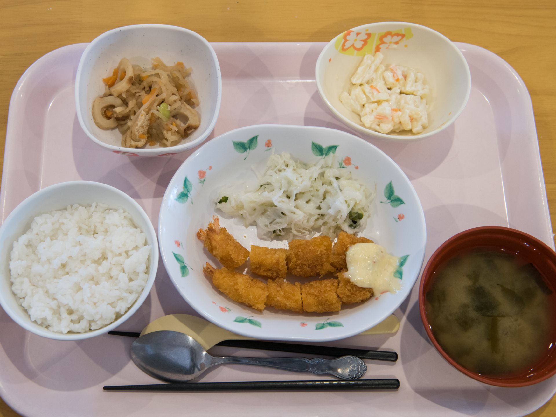 エビフライのように、長くて食べにくい料理は、あらかじめ切ってから入所者に提供されている。食事の面での安全にも配慮している。