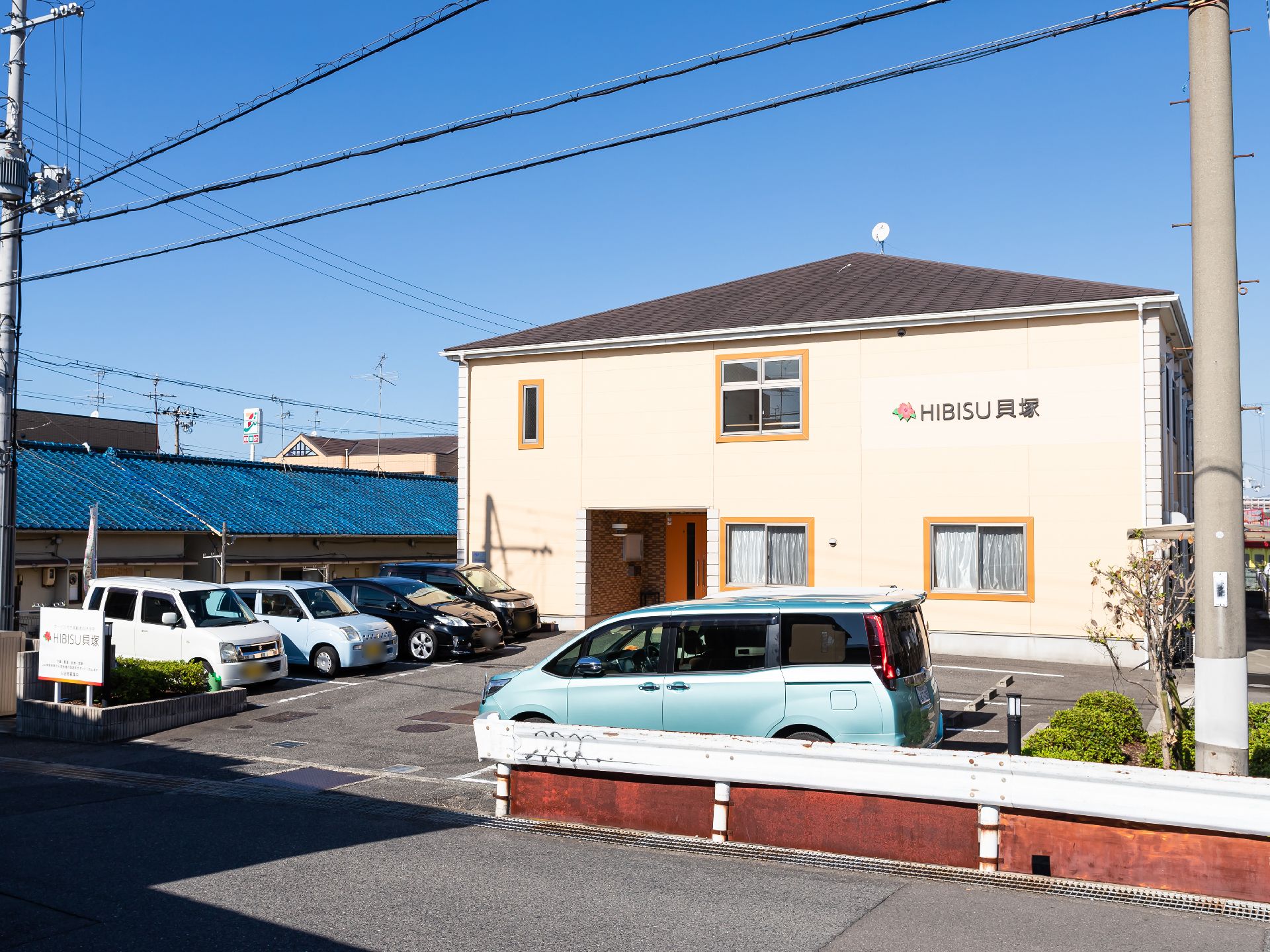 近隣に駐車場のある介護施設の外観