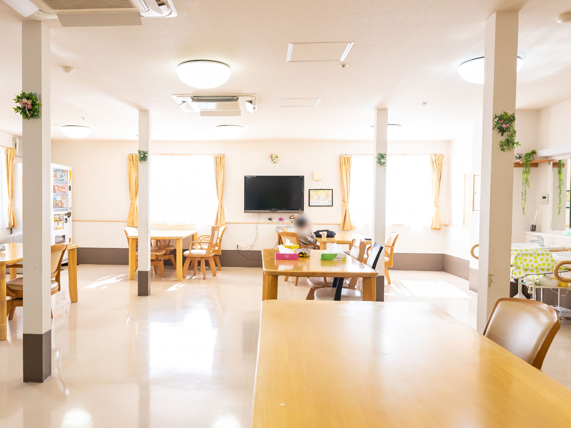 テレビやエアコンなどが設置された、過ごしやすい共有スペース