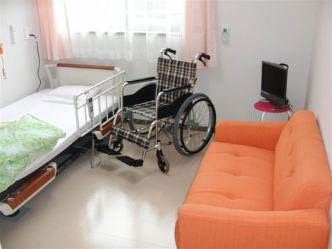 窓から光が入る明るい居室である。ベッドが設置されており、転落防止の柵があるので夜も安心して眠ることができる。