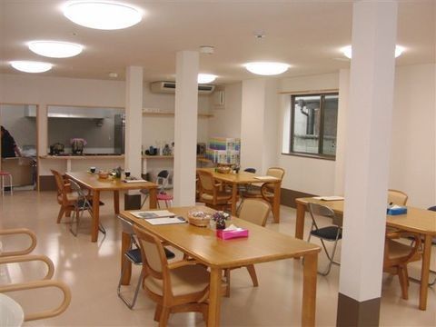 窓があり、明るく広々とした食堂である。ゆったりとテーブルを配置しており、車椅子をご利用の方も余裕を持って移動することができる。