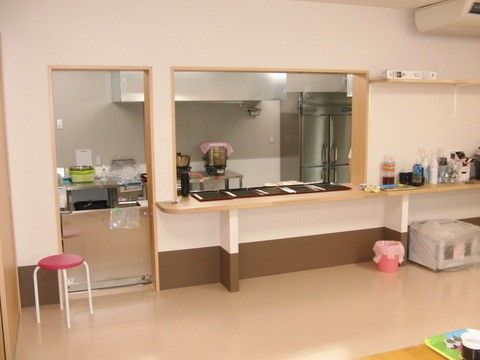広々とした食堂の隣に厨房がある。中の様子をカウンターから見ることができ、食事を作っている様子もよくわかる。