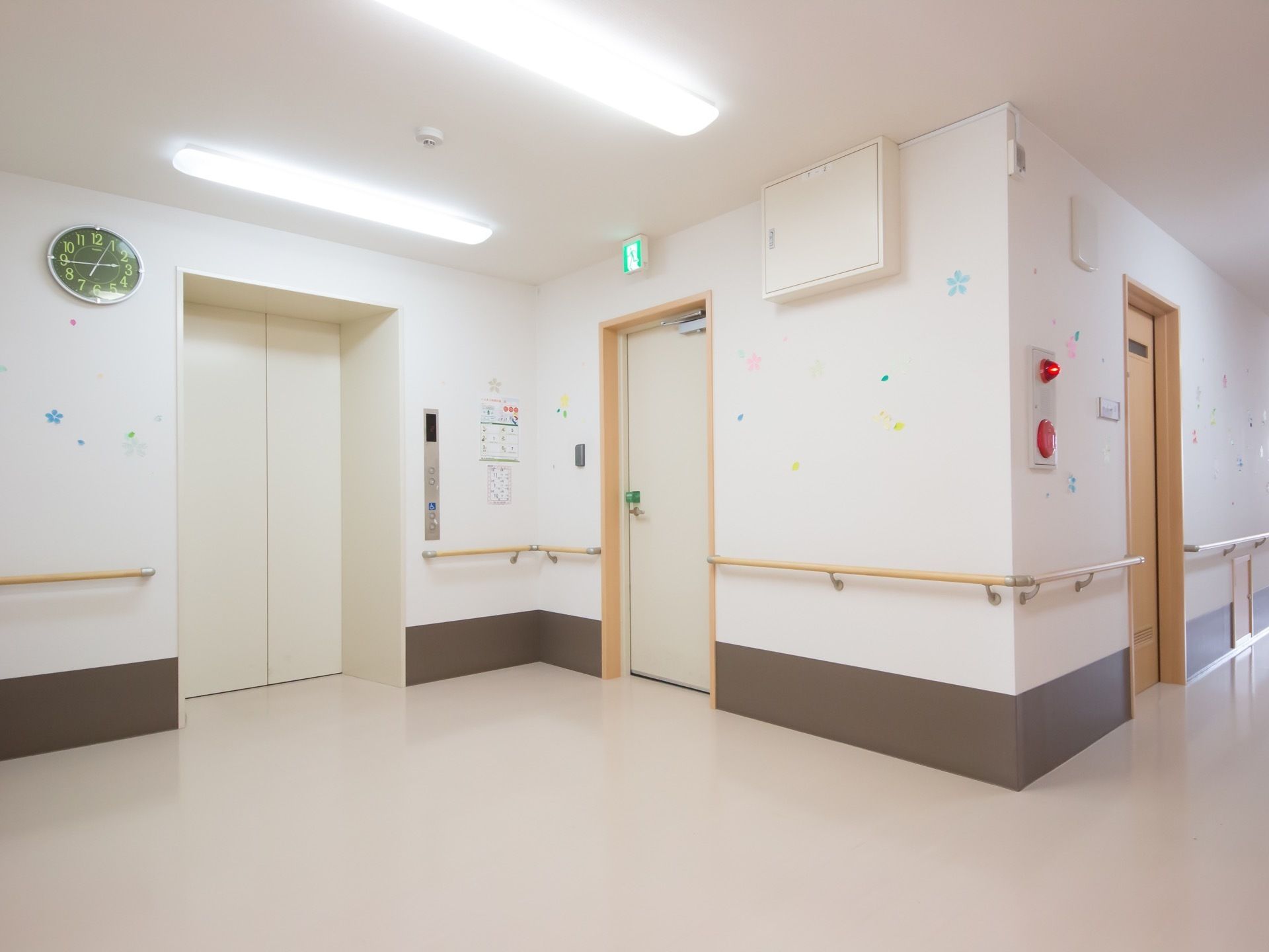 廊下の一角にはエレベーターがあり、隣には非常用の階段が設けられている。エレベーターの手前には広々としたスペースが確保されている。