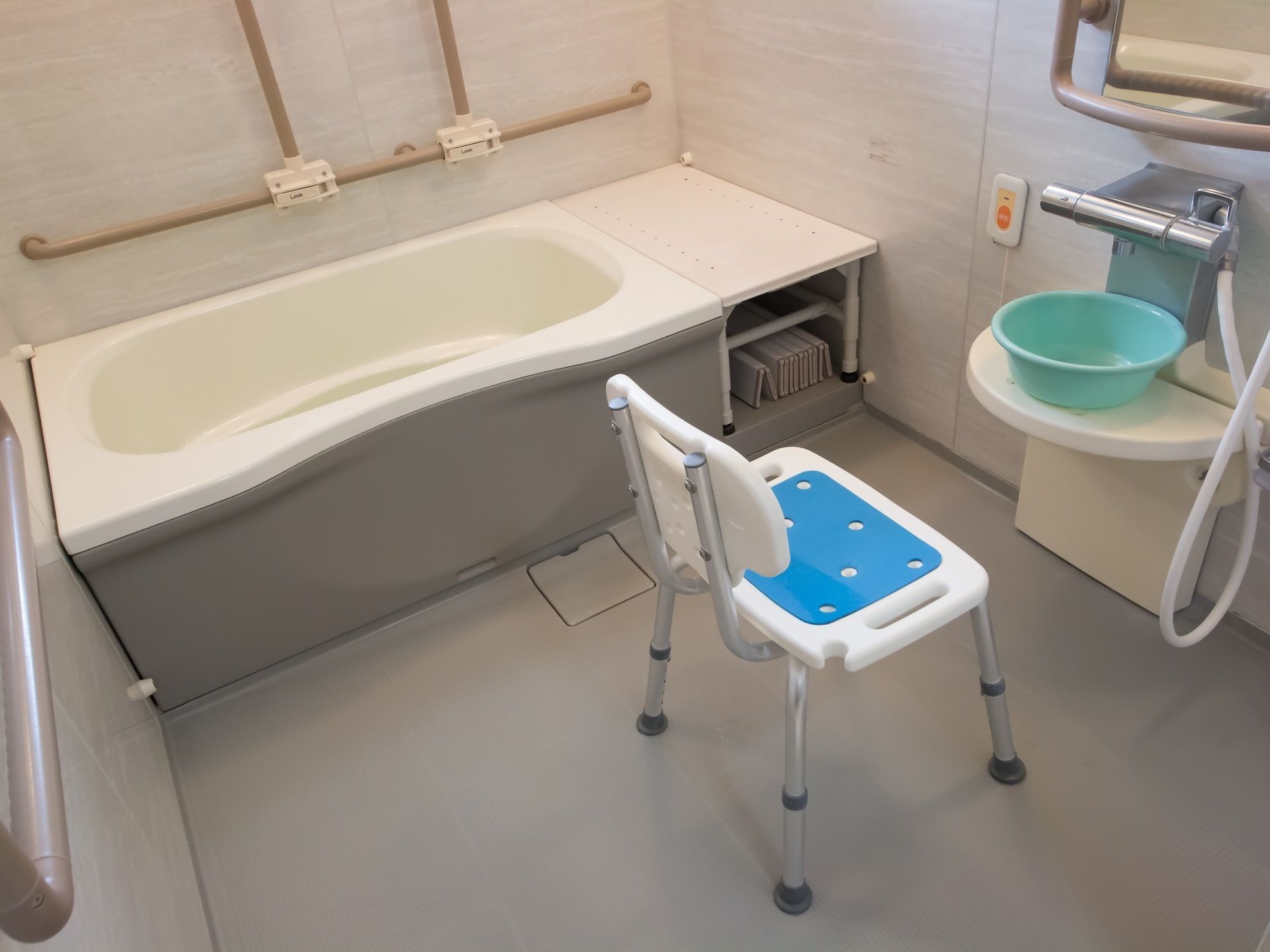 浴室にはきれいに磨かれた一人用の浴槽があり、壁には手すりやつかまり用の棒が備わっている。また、緊急時のコールボタンも壁に付随している。