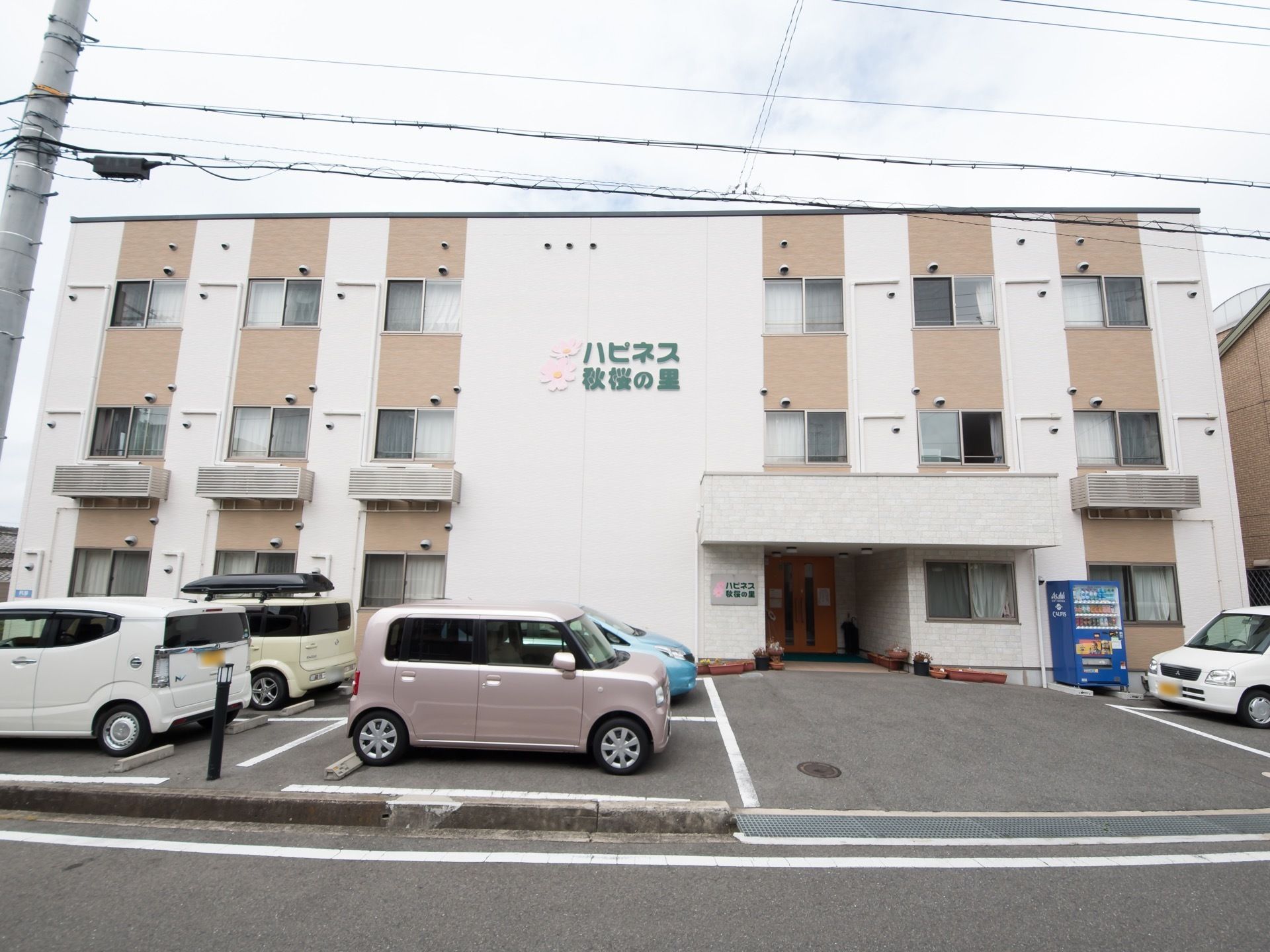 施設の入口扉の上部は屋根で覆われている。施設の敷地に侵入するための公道は見通しが良く、また施設の入口扉のすぐ近くまで車で接近可能である。