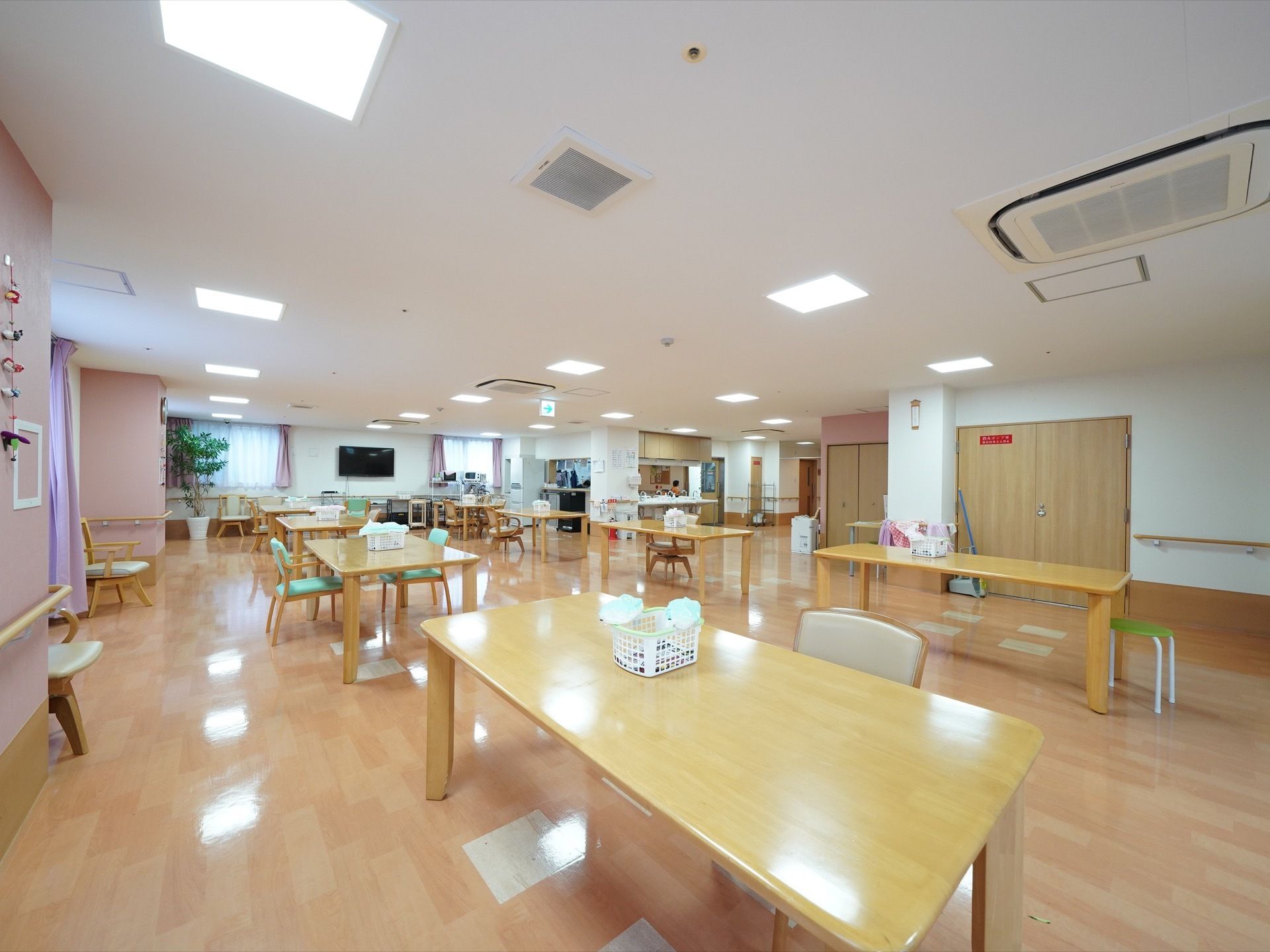 壁には複数の窓を設け、間に液晶テレビを設置している。床は明るい色合いのフローリングで、段差や凸凹は一切ない。