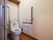 洋式のトイレの個室内は、壁に手すりや緊急時呼び出しブザーが備わり、便器の上方には収納棚が設けられている。