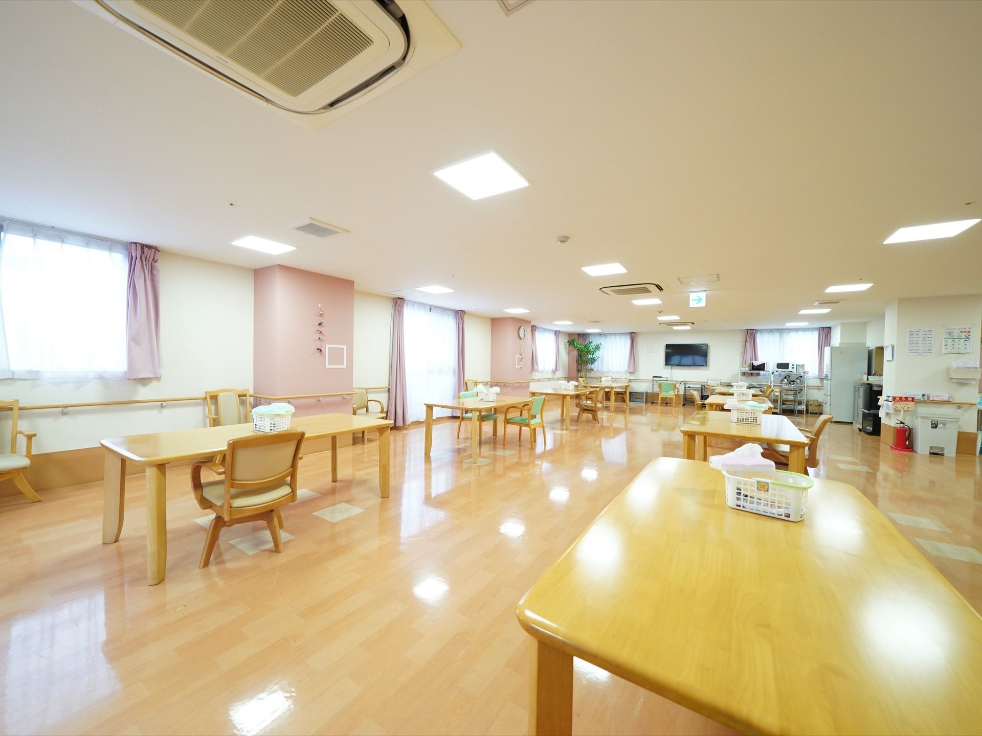 リビングは広々しており、開放感が感じられる。テーブルとテーブルの間が広いので周りに気を遣わずにお食事をお召し上がりいただける。