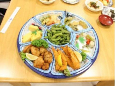 揚げ物や枝豆、卵など様々な料理がオードブル風に置かれている。食事に関してのイベントも多くあり、入居者様同士の交流も深まっている。