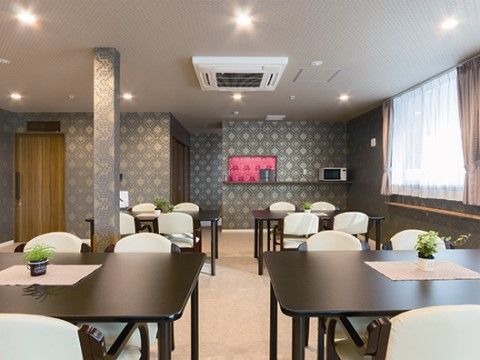 デザイン性のある壁紙や家具がおしゃれなリビングで、入居者様にはゆったりとくつろいでお食事や交流をお楽しみいただける。