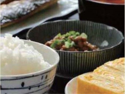 和の食器に配膳された玉子やご飯、魚など色とりどりの料理