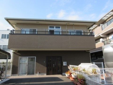 建物前面の大きなスペースの一角には季節の花々がプランターに植えられている。入居者様への家庭的環境作りに努めている。