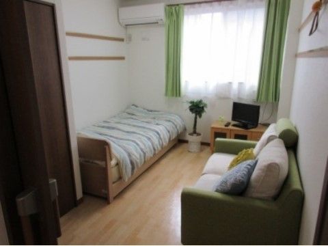 内装色が明るく見通しの良い作りである。個室でありプライベートに配慮されており、お気に入りの家具を置いて自宅感覚での生活が可能である。