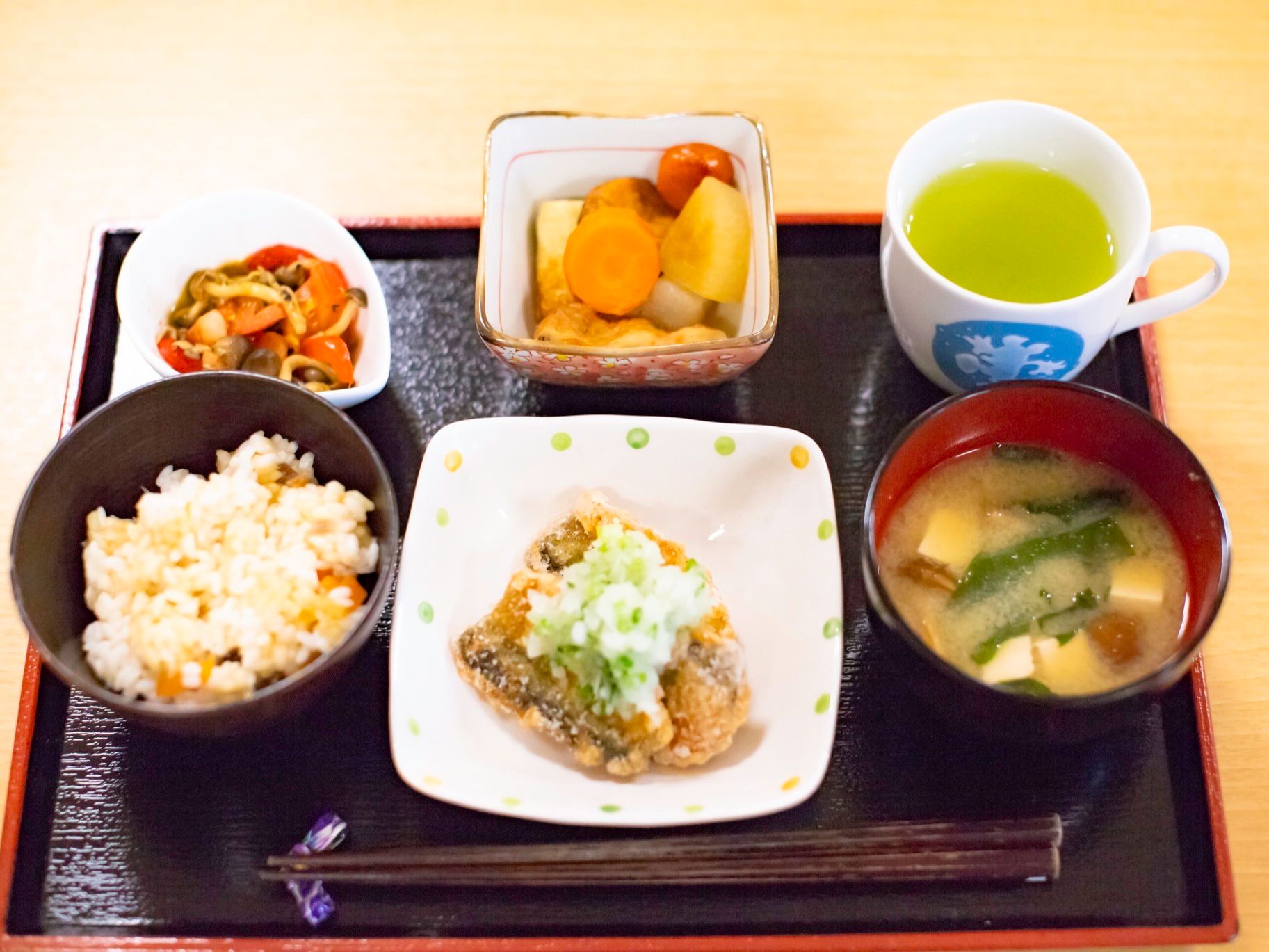施設での食事の一例である。一人一人お盆の上に、ご飯と一汁三菜のバランスを考えられた食事となっている。