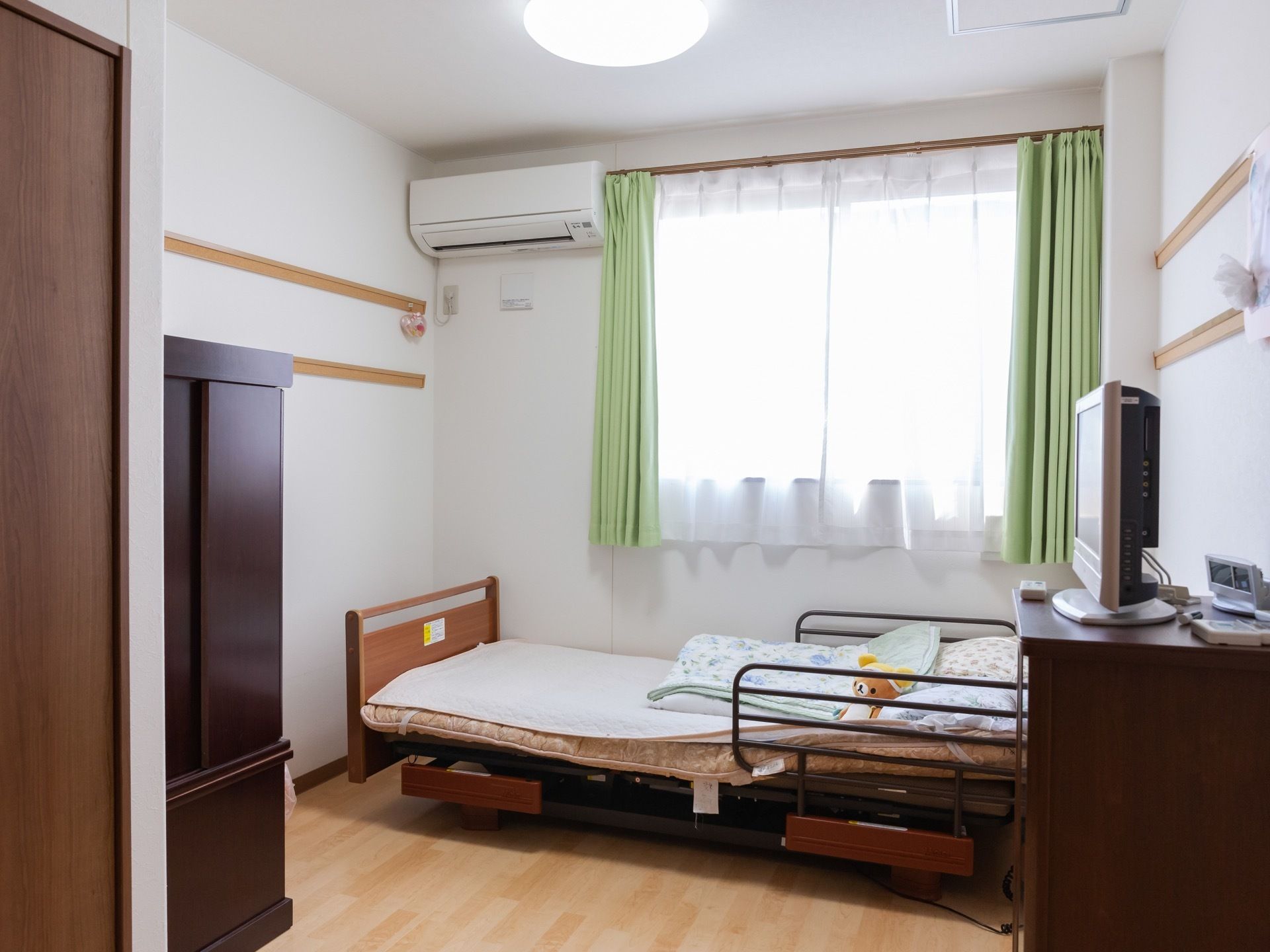 ベッドが１台置かれている。窓にはうぐいす色のカーテンがつけられ、部屋全体が爽やかな雰囲気となっている。
