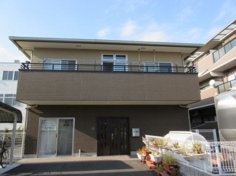 駐輪所が脇にあり、バルコニーが大きく張り出した建物