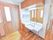 共用トイレ前の洗面台は、車椅子のままでも使用しやすい構造になっている。床と建具の色が合っていて明るい印象。