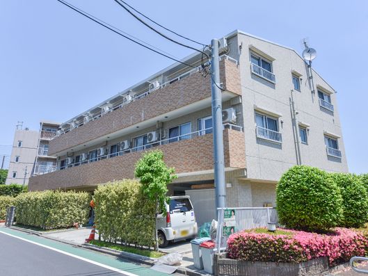 緑が多い建物の周囲