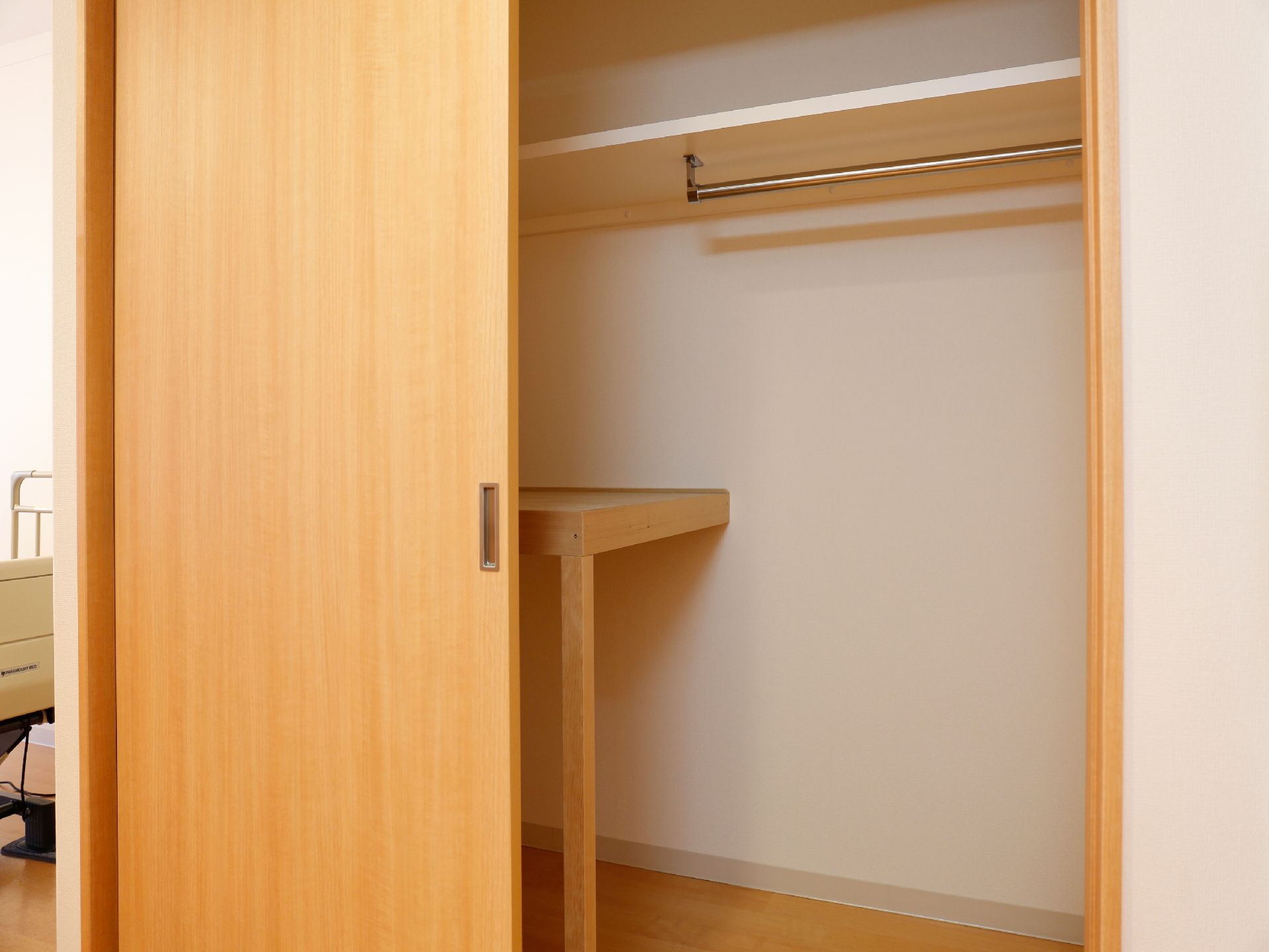 クローゼットには備え付けの棚や洋服をかけるための棒が設置してあり、すぐに荷物を収納することができる。