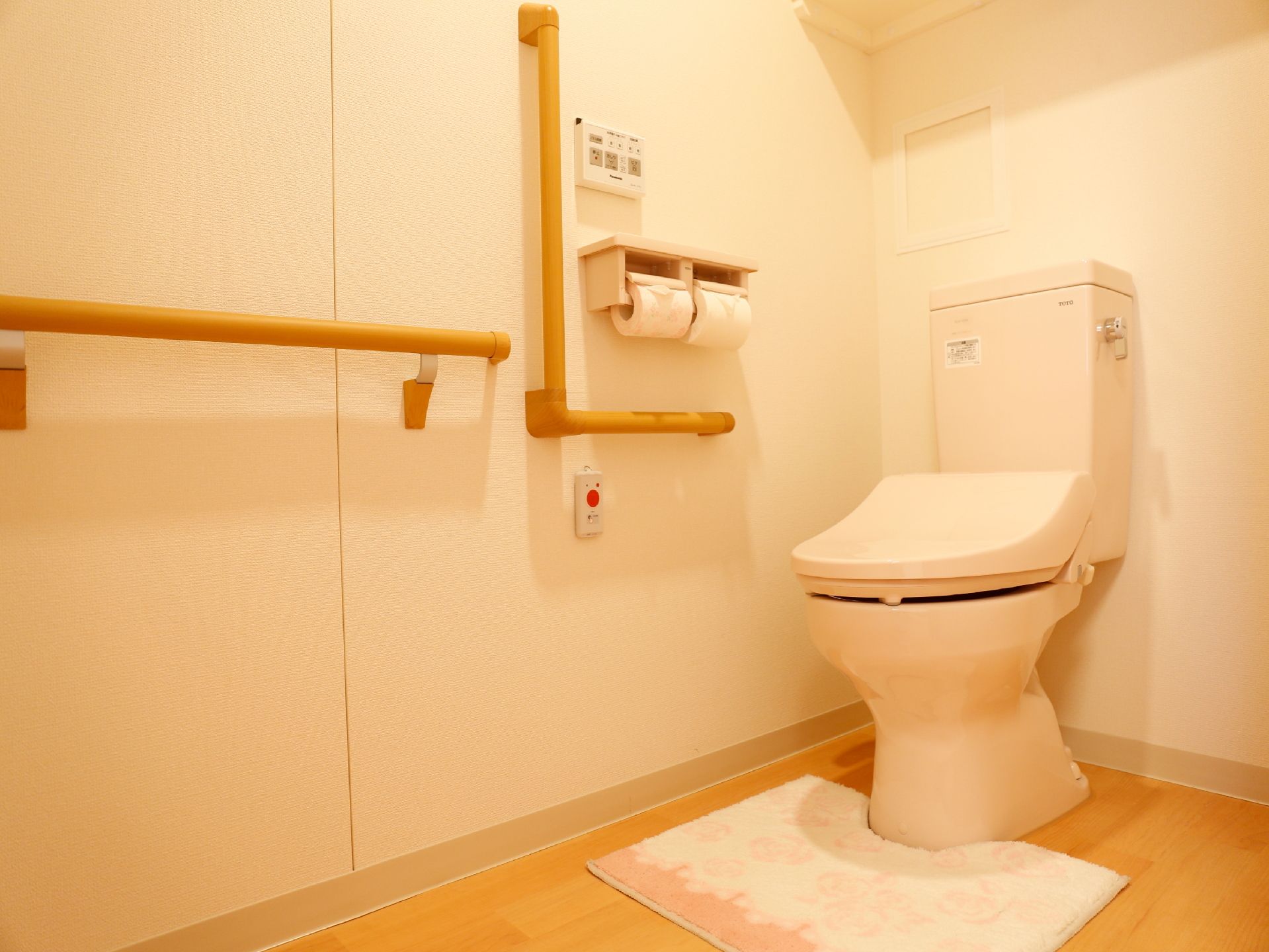 トイレ内には、たくさんの手摺がついており、楽に利用できるようになっている。呼び出しベルも設置してあり、スタッフにすぐつながるので安心。