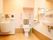 トイレをご利用の際、楽に使っていただけるよう、背もたれがついている。自分に合わせて調節できるようになっている。