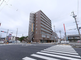 市街地の交差点周辺の景色