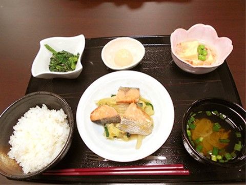 ご飯とお味噌汁、魚料理や和え物などが並んでいるトレー