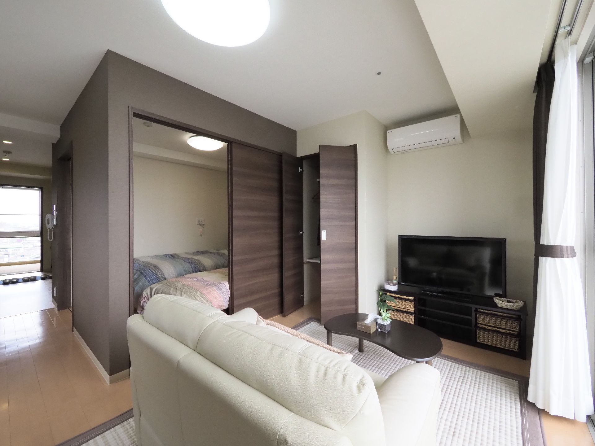 広々とした生活空間で優雅に暮らせる。キッチンも家電も揃っているので、自分の力で出来るだけ通常の生活が送れる。