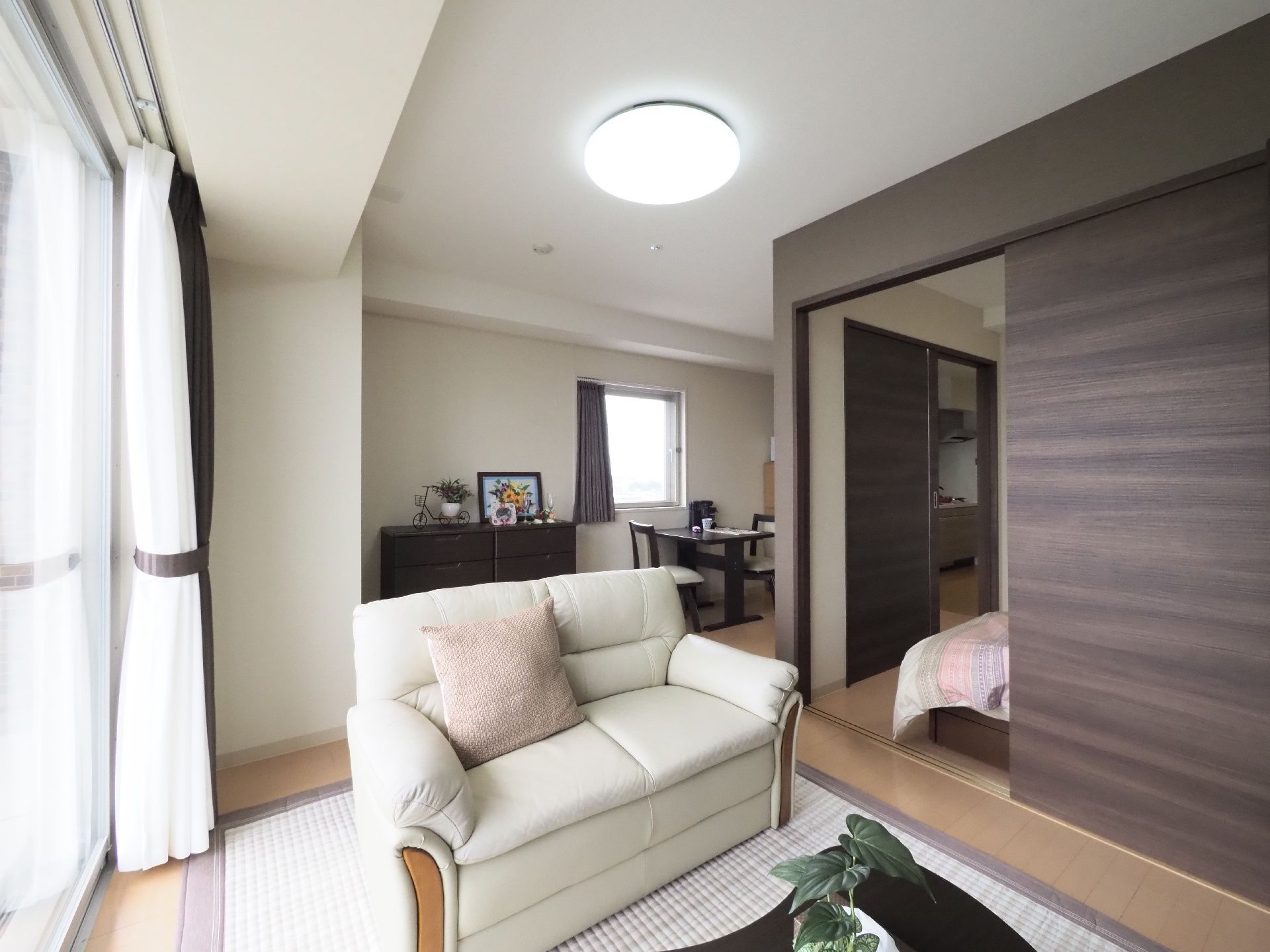 二方向に窓がある広々とした明るい部屋で優雅に暮らせる。リビングと寝室が扉で仕切れるので、開放的でありながら独立した空間になる。