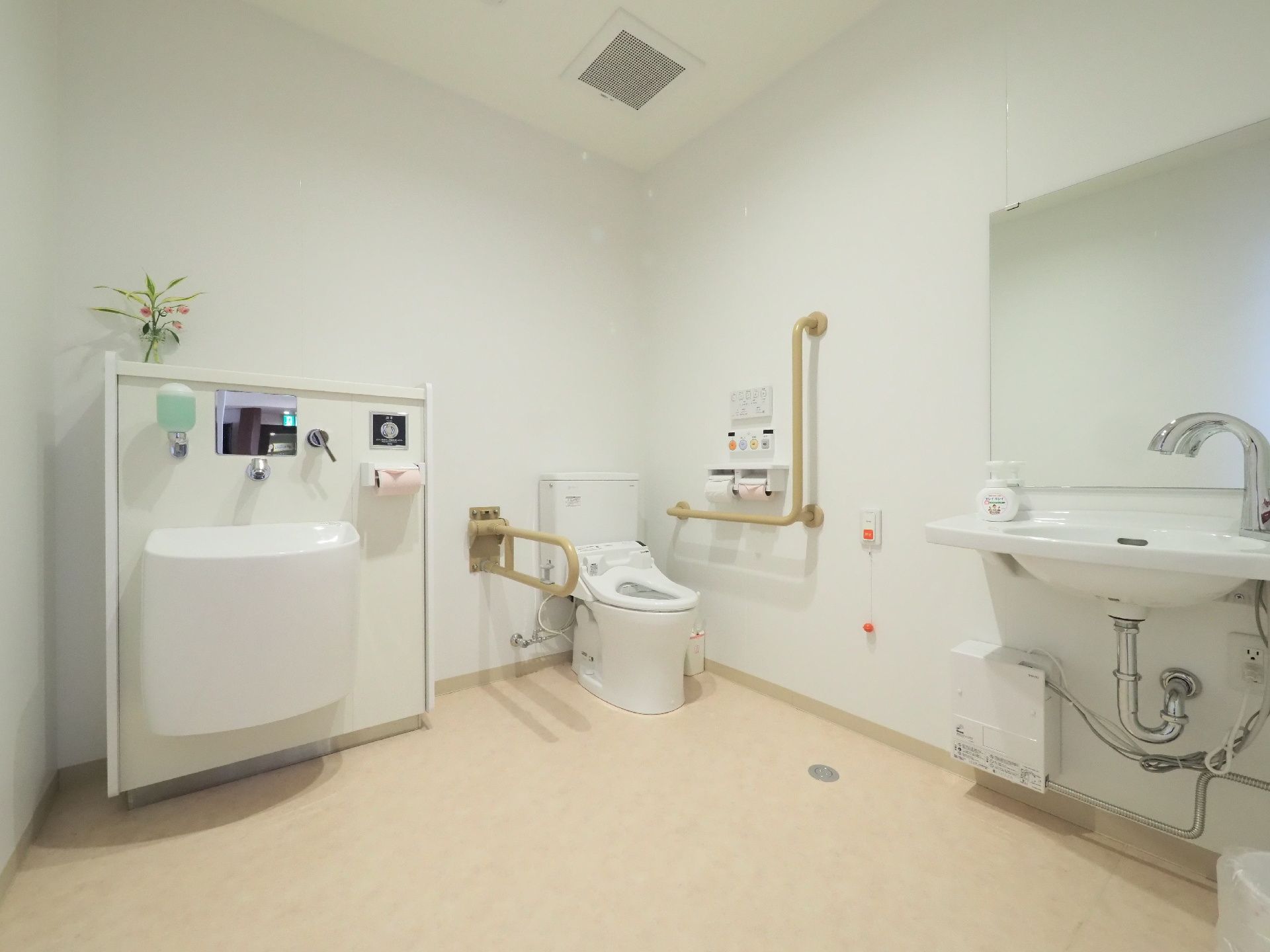 手すり付きの洋式トイレに、手洗い場、非常用のベルが備えられています。急な転倒や体調不良を訴えたときに安心な設備が整備されています。