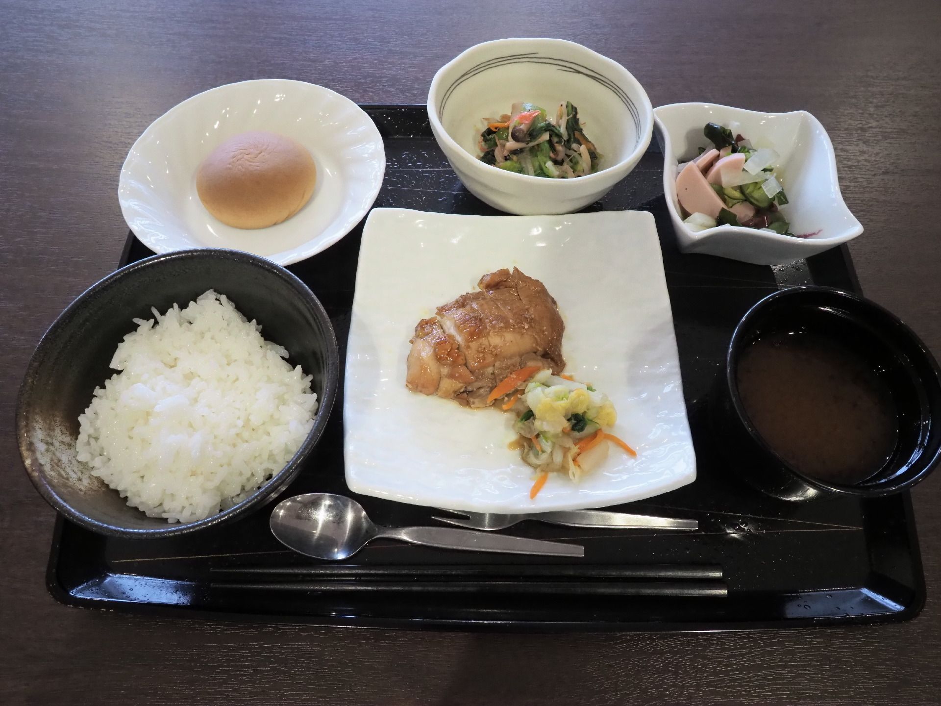 ごはんとパン、それから副菜など、非常にバランスの整った食事メニューです。一食一食真心を込めて提供される。