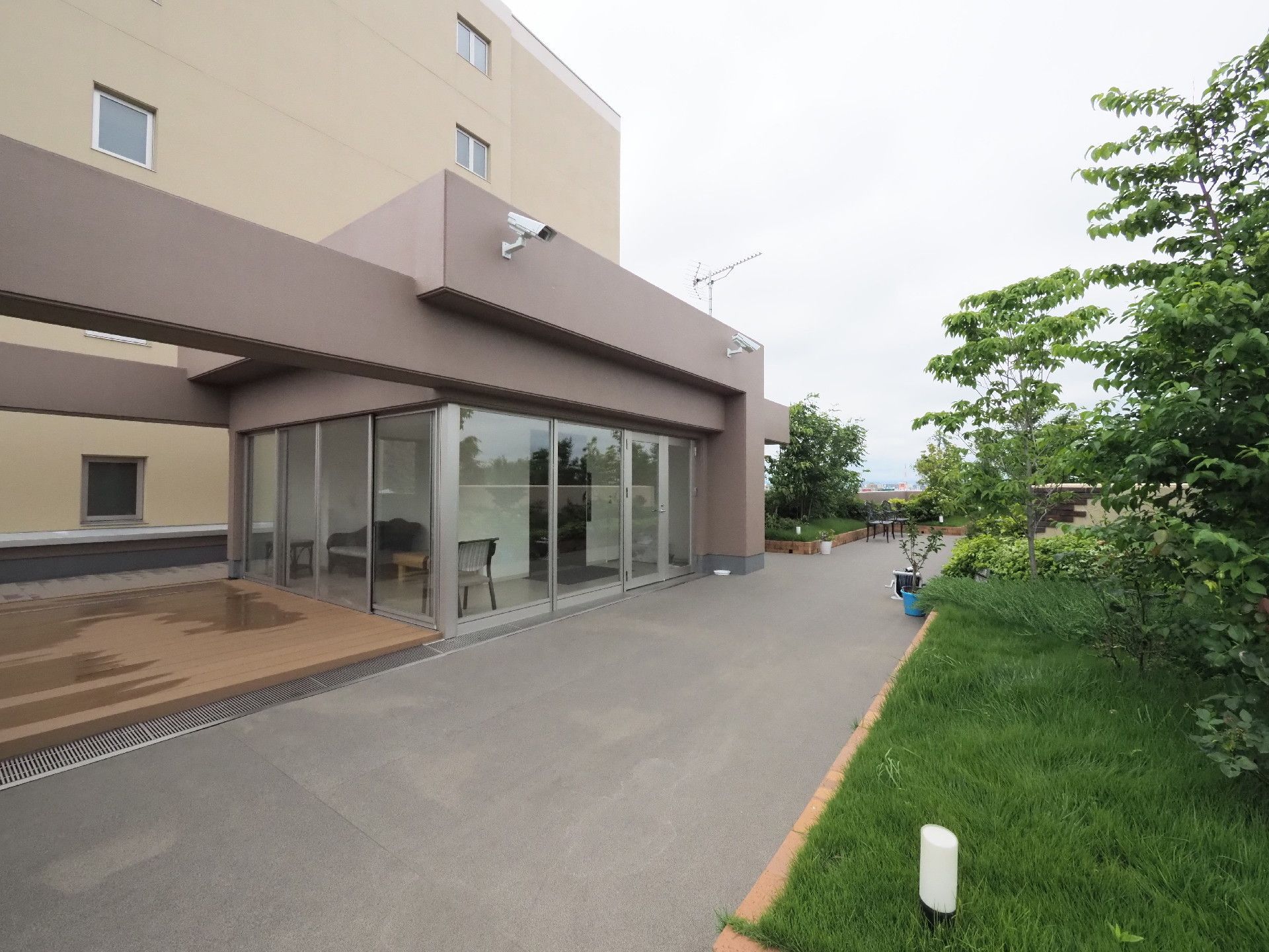 施設は多くの緑に囲まれており、茂みには夜の屋外で目印ともなる照明が立っている。また敷地内の人の往来は監視カメラにてチェックされる。