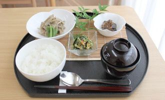 ごはんと汁物が付いた和食メニュー