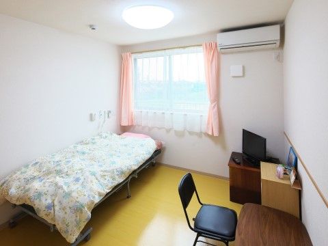 ベッドやデスクセット・テレビなどが置かれている、冷暖房完備の居住スペース