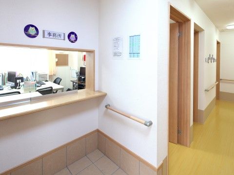 通路へ入る手前の壁際に、事務所と書かれた広い小窓がある。通路側から中の様子がよく見えるので、スタッフに気軽に声を掛けることができる。