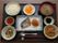 和食の一例。主食、主菜、副菜、汁物、デザートがきれいに並べられている。メニューの品数が多く彩りが良い。