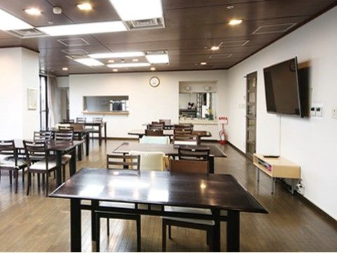 天井には照明がたくさん設置されていて明るい空間となっている。壁の高い位置には時計が取り付けられている。