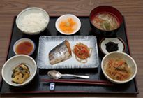切り干し大根と焼き魚、ごはんと味噌汁の付いた献立