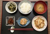 ごはんと味噌汁がセットになった和食